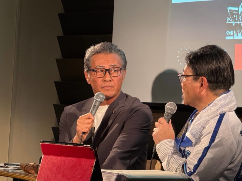 青山道雄さんと吉井祥博さんのイベント中の一コマ